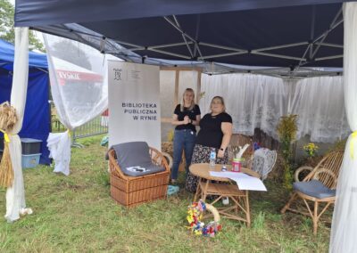 Stoisko biblioteczne w czasie dożynek w Szymonce