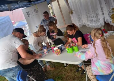 Stoisko biblioteczne w czasie dożynek w Szymonce