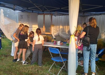 Stoisko biblioteczne w czasie dożynek w Szymonce