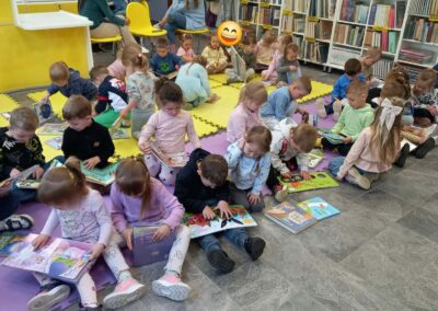 Złote Rybki i Sternicy z wizytą w bibliotece