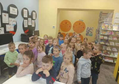Złote Rybki i Sternicy z wizytą w bibliotece